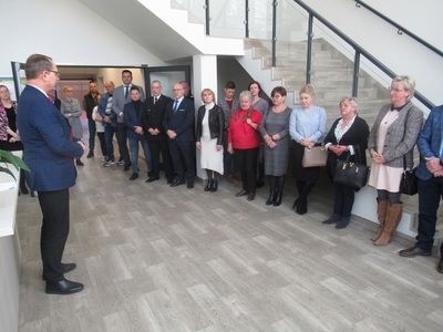 Otwarcie Hali Sportowej - zdjęcia z uroczystości otwarcia Hali Sportowej, Wójt Gminy wita przybyłych gości