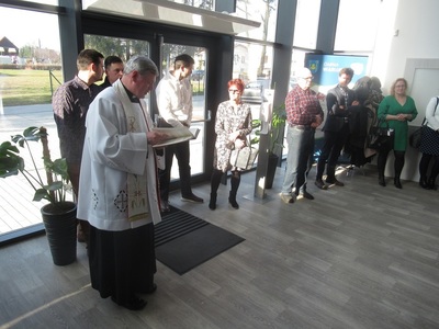 Otwarcie Hali Sportowej - poświęcenie hali przez księdza Ireneusza