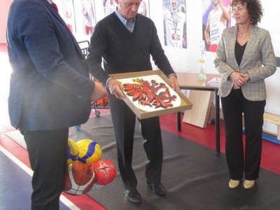 Otwarcie Hali Sportowej - Wójt Gminy wręcza herb