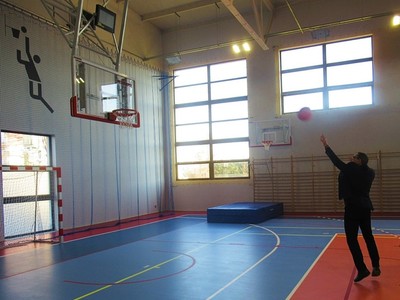 Otwarcie Hali Sportowej, Wójt Gminy wykonuje rzut osobisty do kosza