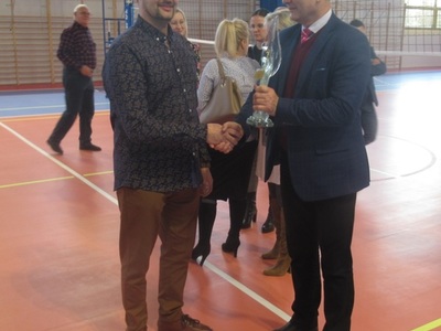 Otwarcie Hali Sportowej - Wójt Gminy wręcza nagrodę dla zwycięzcy konkursu rzutu do kosza