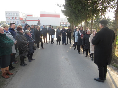 symboliczne posadowienie tablicy informacyjnej dotyczącej budowy przedszkola