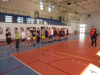 Lekcja WF w hali sportowej w Warlubiu, zbiórka