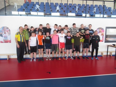 Lekcja WF w hali sportowej w Warlubiu - wspólne zdjęcie dzieci z Wójtem Gminy