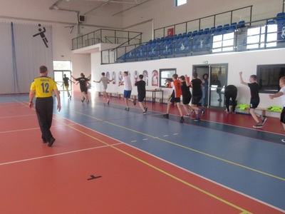 Lekcja WF w hali sportowej w Warlubiu, zbiórka - lekcja wf rozgrzewka