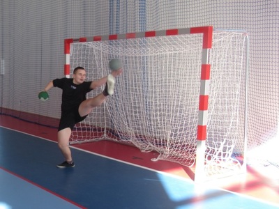Lekcja WF w hali sportowej w Warlubiu, ćwiczenia piłka ręczna, obrona bramkarza