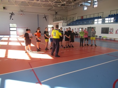 Lekcja WF w hali sportowej w Warlubiu, ćwiczenia piłka ręczna