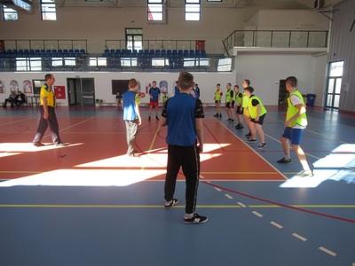 Lekcja WF w hali sportowej w Warlubiu, ćwiczenia piłka ręczna 