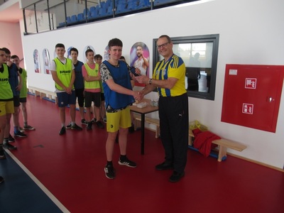 Lekcja WF w hali sportowej w Warlubiu, ćwiczenia piłka ręczna, podsumowanie zajęć, nagrodzenie najlepszych zawodników