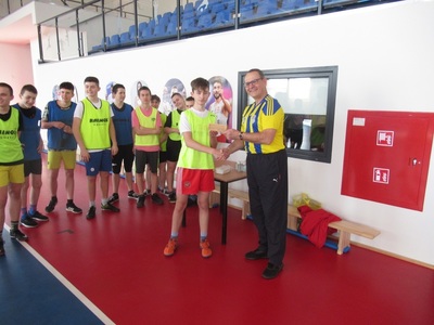 Lekcja WF w hali sportowej w Warlubiu, ćwiczenia piłka ręczna, podsumowanie zajęć, nagrodzenie najlepszych zawodników