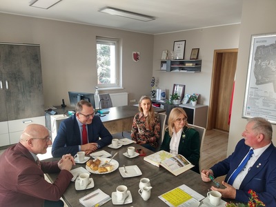 W dniu 15 marca 2022r. Wójt Eugeniusz Kłopotek oraz Burmistrz Czesław Woliński spotkali się z Marszałek Anetą Jędrzejewską - 4