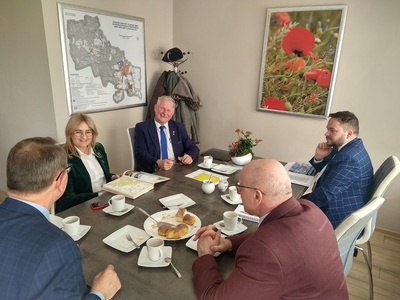 W dniu 15 marca 2022r. Wójt Eugeniusz Kłopotek oraz Burmistrz Czesław Woliński spotkali się z Marszałek Anetą Jędrzejewską - 3