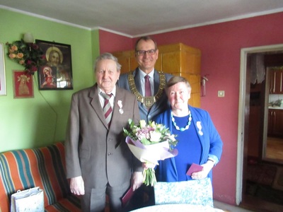  wspólne zdjęcie Jubilatów z Wójtem Gminy - 1