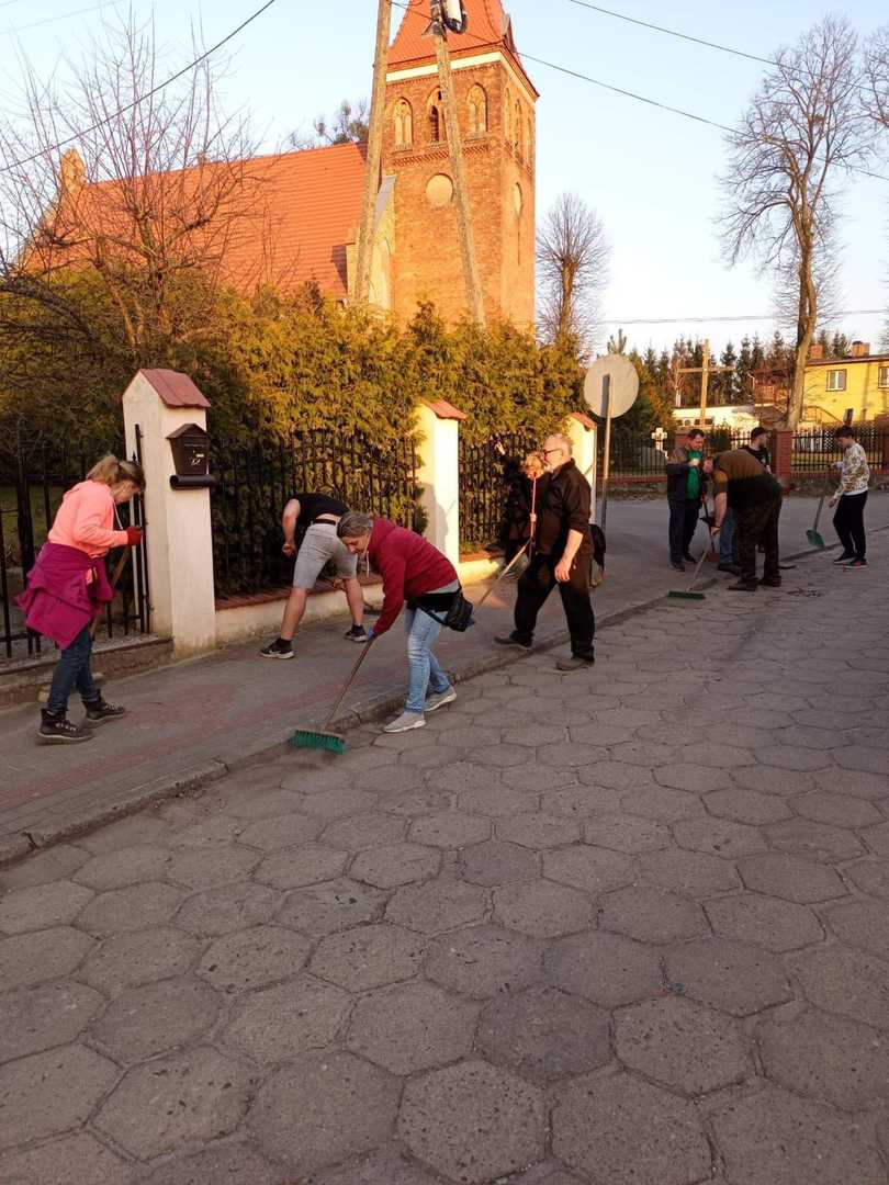 Dobre praktyki mieszkańców sołectwa Lipinki - sprzątanie terenu przy kościele