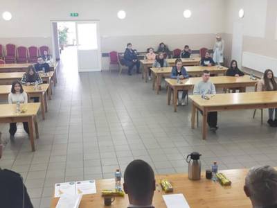 Eliminacje gminne Turnieju Wiedzy Pożarniczej „Młodzież zapobiega pożarom" - zdjęcie uczestników turnieju przed przystąpieniem do rozwiązania testu