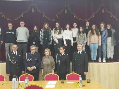 Eliminacje gminne Turnieju Wiedzy Pożarniczej „Młodzież zapobiega pożarom" - wspólne zdjęcie uczestników turnieju