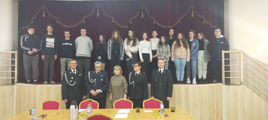 Eliminacje gminne Turnieju Wiedzy Pożarniczej „Młodzież zapobiega pożarom" - wspólne zdjęcie uczestników turnieju