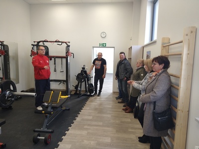 Otwarcie siłowni w Hali Sportowej w Warlubiu - Wójt przedstawia Radnym Gminy w jakie sprzęty została wyposażona siłownia