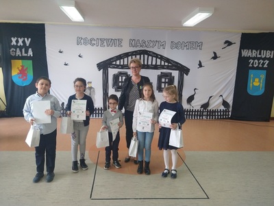XXV Gala Kociewska - dzieci z dyplomami na zdjęciu z Wiceprzewodniczącą Sejmiku Województwa Kujawsko-Pomorskiego Panią Agnieszką Kłopotek