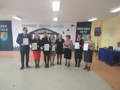 XXV Gala Kociewska  - Wójt Gminy Warlubie, Przewodnicząca Rady Gminy, nauczyciele, zdjęcie z podziękowaniami