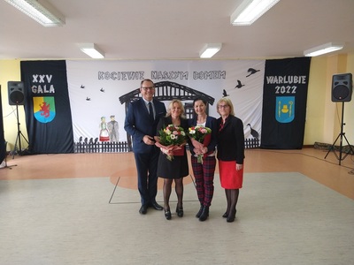 XXV Gala Kociewska  - Wójt Gminy Warlubie, Przewodnicząca Rady Gminy Warlubie wraz z nauczycielami