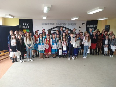 XXV Gala Kociewska  - grupowe zdjęcie dzieci biorących udział w występach artystycznych podczas gali