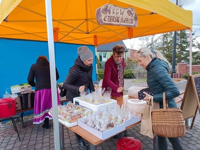 Jarmark Wielkanocny - stoisko z wielkanocnymi ozdobami świątecznymi, słodycze