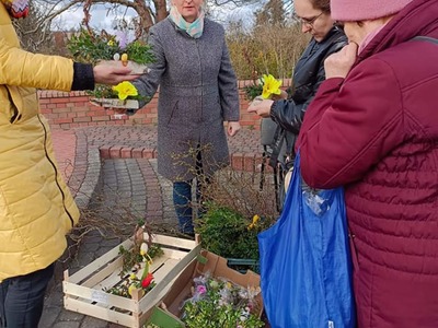 Jarmark Wielkanocny - stoisko z wielkanocnymi ozdobami świątecznymi, kwiaty