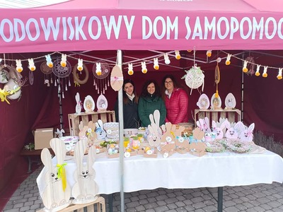 Jarmark Wielkanocny - stoisko z wielkanocnymi ozdobami świątecznymi, zajączki wielkanocne