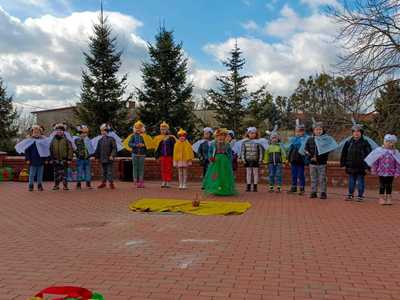 Jarmark Wielkanocny - występy artystyczne, zdjęcie grupowe przebranych dzieci podczas Jarmarku Wielkanocnego