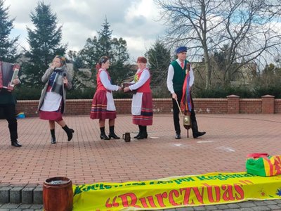 Jarmark Wielkanocny - występy artystyczne, gra na akordeonie