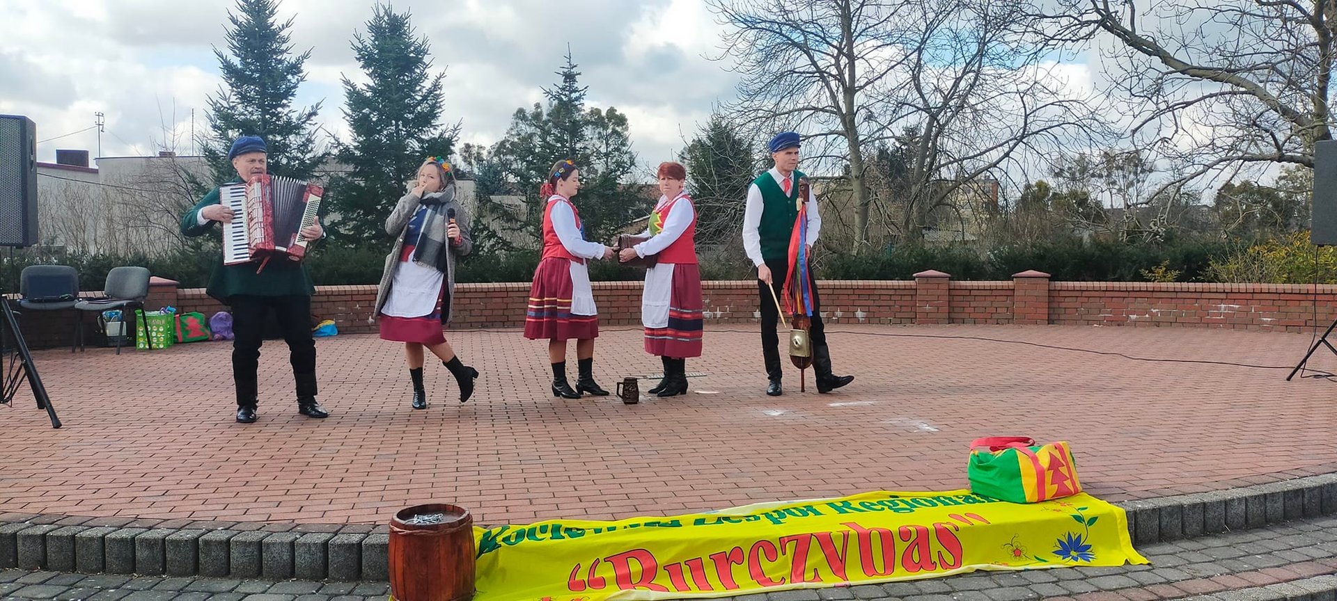 Jarmark Wielkanocny - występy artystyczne, gra na akordeonie