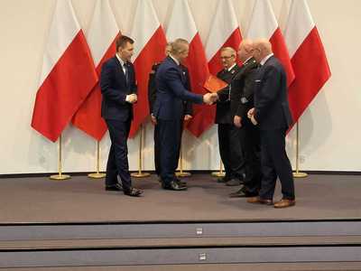 Zastępca Wójta Gminy Warlubie Pan Jerzy Lemańczyk wraz z Przedstawicielami Zarządu OSP Lipinki odebrali promesę na zakup pojazdu pożarniczego