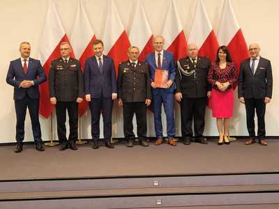 wspólne zdjęcie, Jerzy Lemańczyk, przedstawiciele OSP