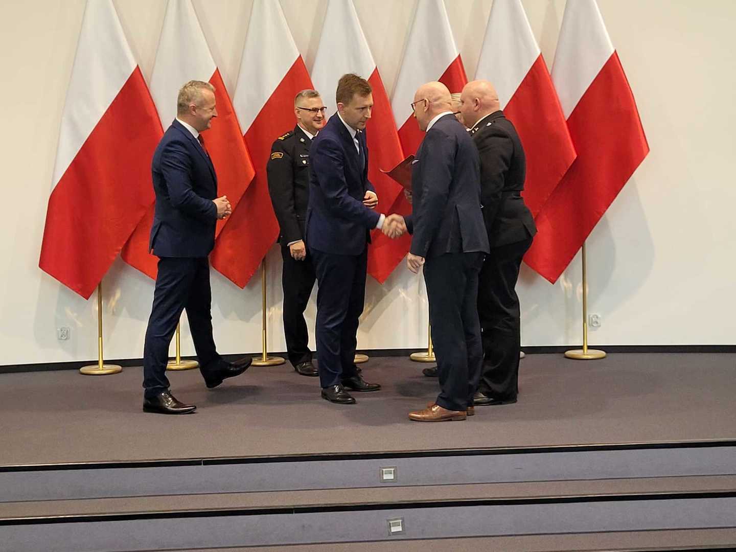 Zastępca Wójta Gminy Warlubie Pan Jerzy Lemańczyk wraz z Przedstawicielami Zarządu OSP Lipinki odebrali promesę na zakup pojazdu pożarniczego