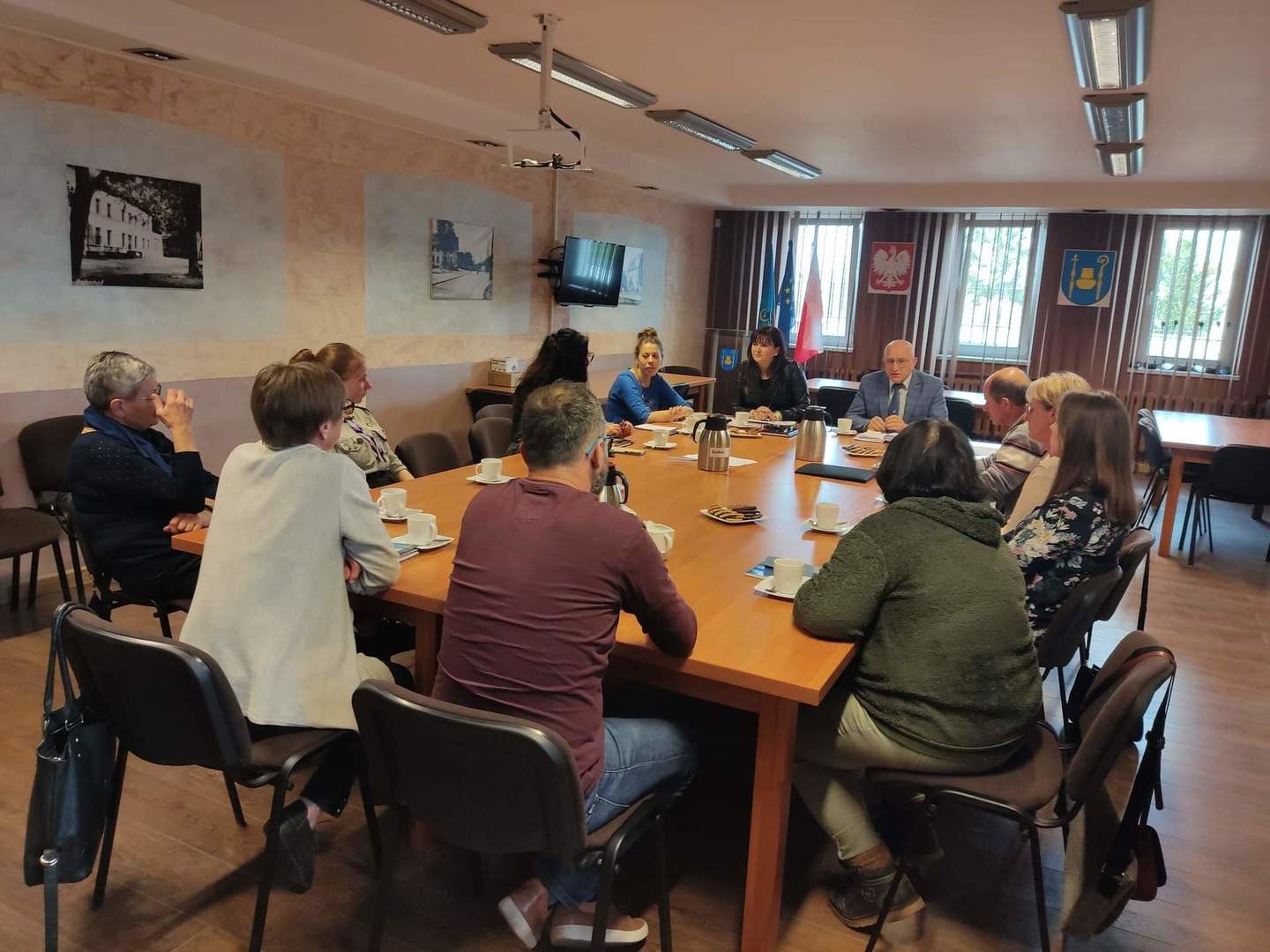 Spotkanie z organizacjami pozarządowymi - zdjęcie uczestników spotkania, kadr od strony drzwi