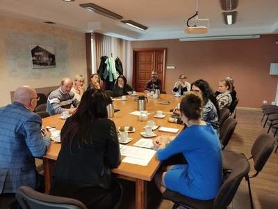 Spotkanie z organizacjami pozarządowymi - zdjęcie uczestników spotkania, kadr od strony okna