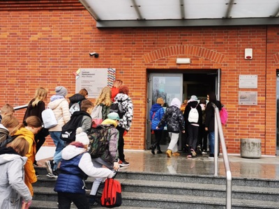 Dzieci wchodzą do Centrum Nowoczesności