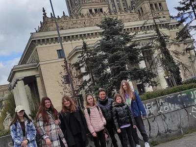 spotkanie z Afrykańczykami w Warszawie wspólne zdjęcie grupowe dzieci - zdjęcie pod pałacem kultury