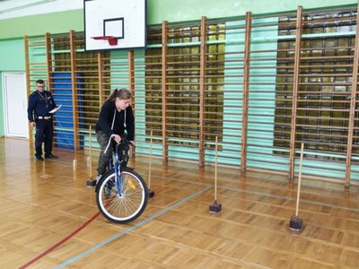Dziecko jeździ na rowerze, konkurs Bezpieczeństwo w Ruchu Drogowym
