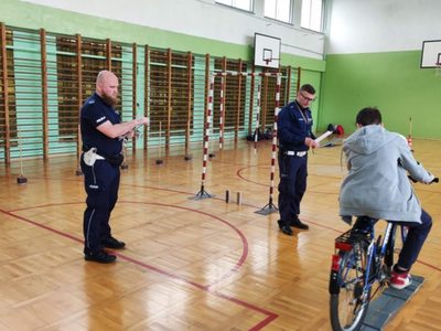 Dziecko jeździ na rowerze, konkurs Bezpieczeństwo w Ruchu Drogowym