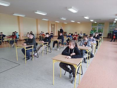 Uczestnicy konkursu Bezpieczeństwo w Ruchu Drogowym siedzą w ławkach