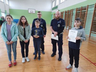 Nagrodzeni uczestnicy konkursu z dyplomami i pucharami