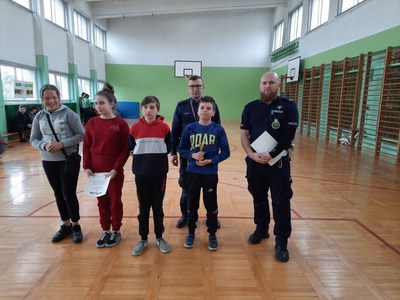 Nagrodzeni uczestnicy konkursu z dyplomami i pucharami