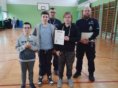 Nagrodzeni uczestnicy konkursu z dyplomami i pucharami