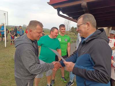 Turniej piłkarski w Kruszach, wręczenie dyplomów
