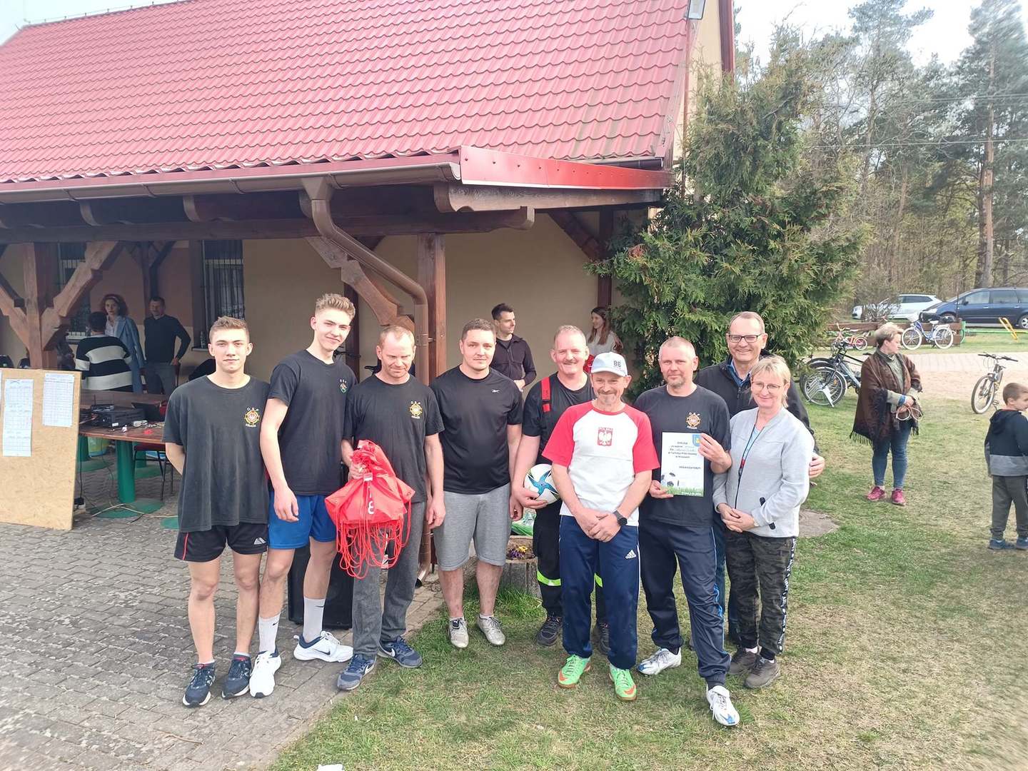 Turniej piłkarski w Kruszach,  wspólne zdjęcie uczestników imorezy