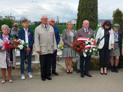 Święto Konstytucji 3 maja, uczestnicy uroczystości zebrani na cmentarzu