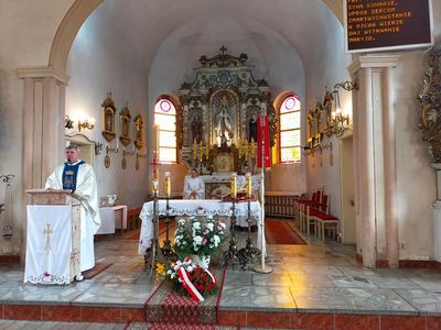 Święto Konstytucji 3 maja, uroczystości w Kościele w Warlubiu - uroczysta msza święta w intencji Ojczyzny (ksiądz przy ołtarzu)