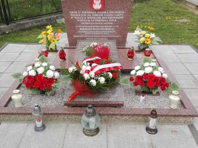 Święto Konstytucji 3 maja,  kwiaty złożone na grobie 37 żołnierzy Wojska Polskiego